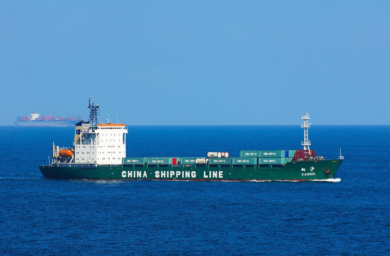 中国最新驱逐舰055，深蓝海域的新锐力量