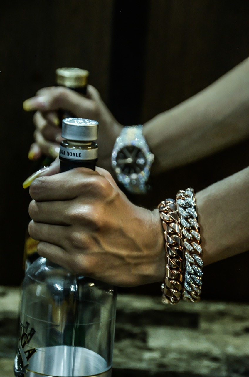 时尚新款手镯引领潮流,必备配饰推荐