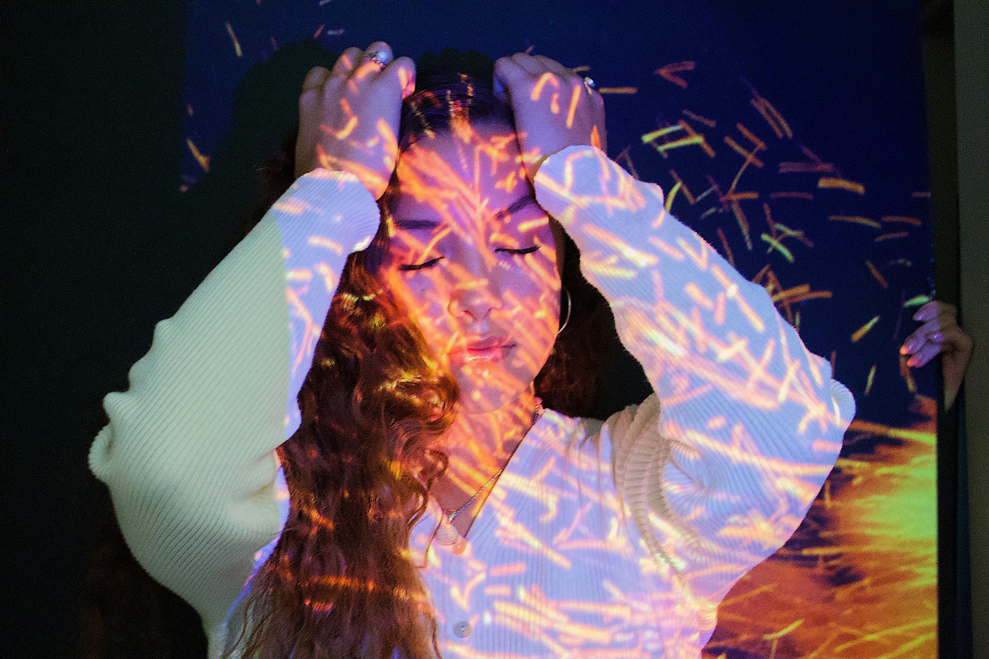 动漫袭胸现象，视频内容、影响及反思