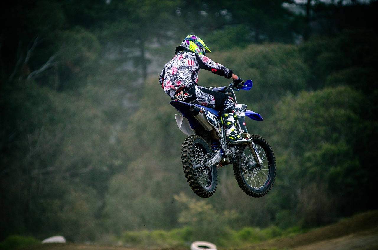 摩托交通比赛,速度与激情的极致展现