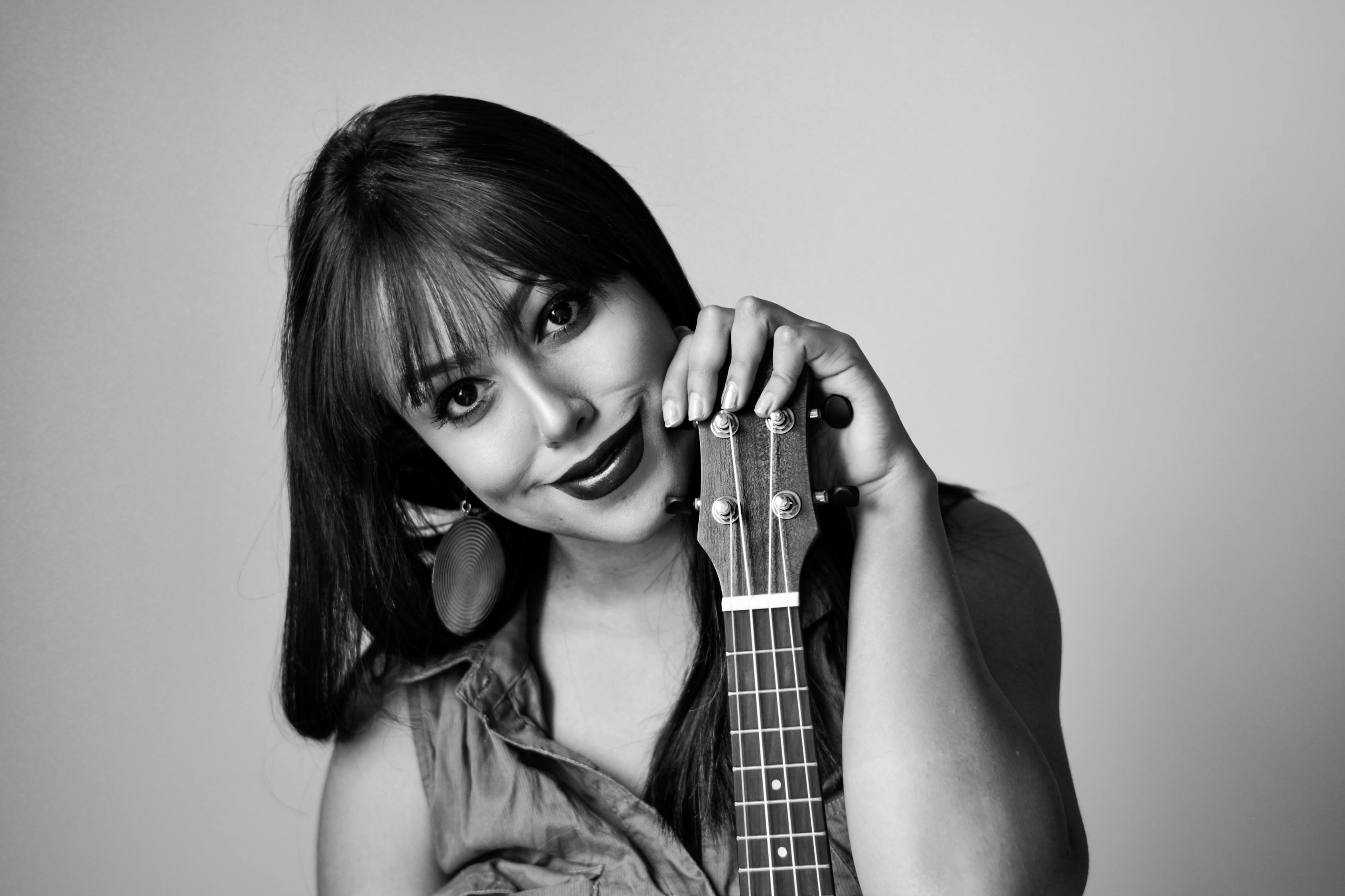 易烊千玺最新写真展现时尚魅力与青春活力的完美结合!