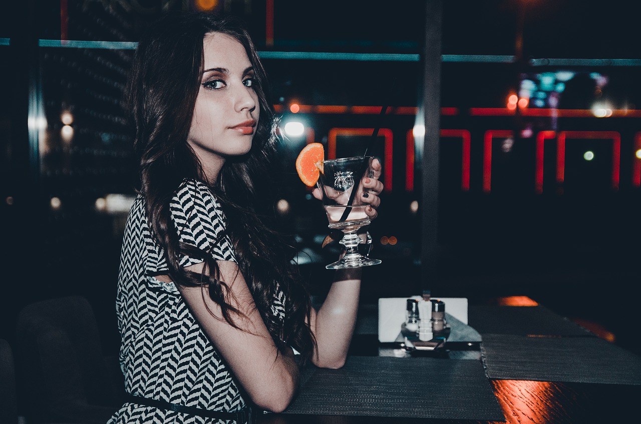 易烊千玺最新写真展现时尚魅力与青春活力的完美结合!