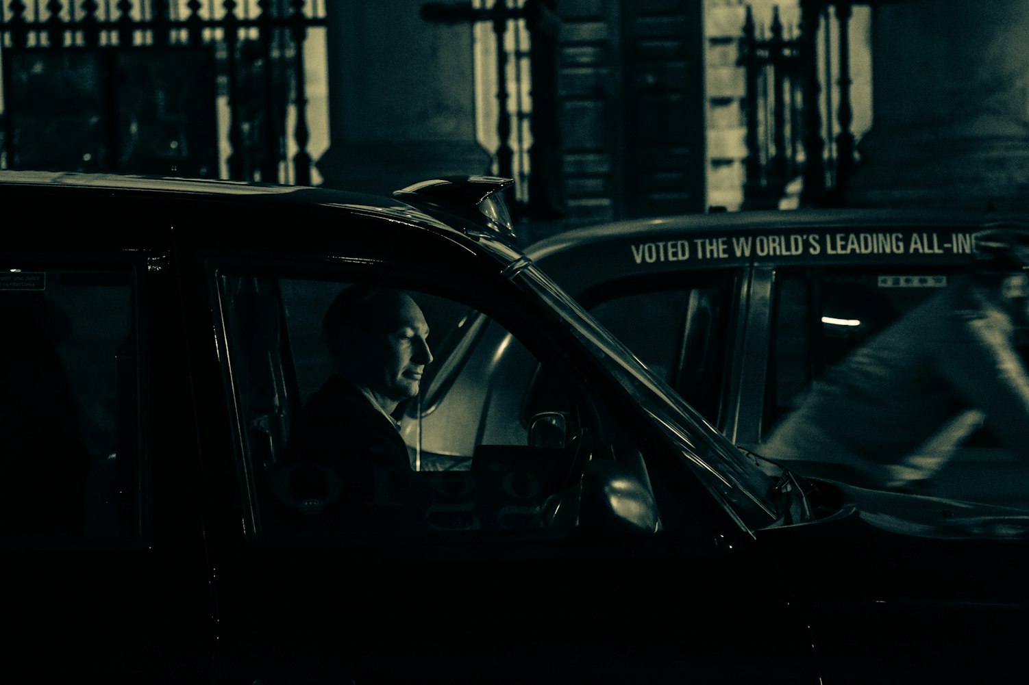 动漫头像一左一右，个性与情感的双重展现